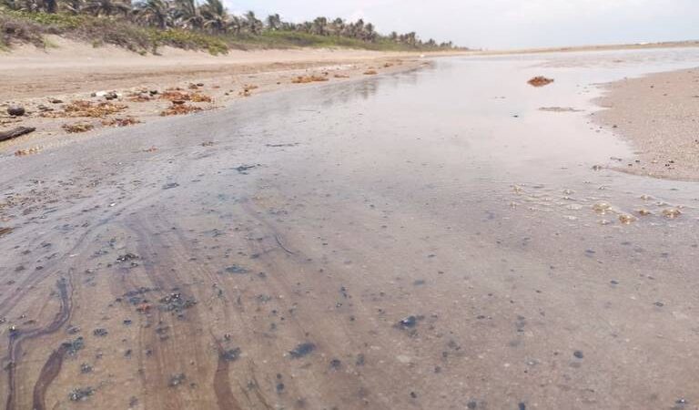 Derrame de crudo afecto 36 kilómetros de playa de Coatzacoalcos, Veracruz